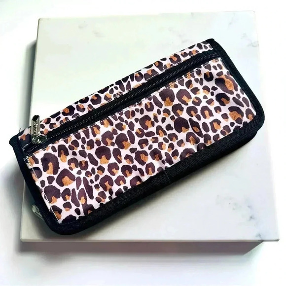 NWOT LeSportsac Leopard Nylon Travel Passport Zip Around Wallet - Picture 2 of 7